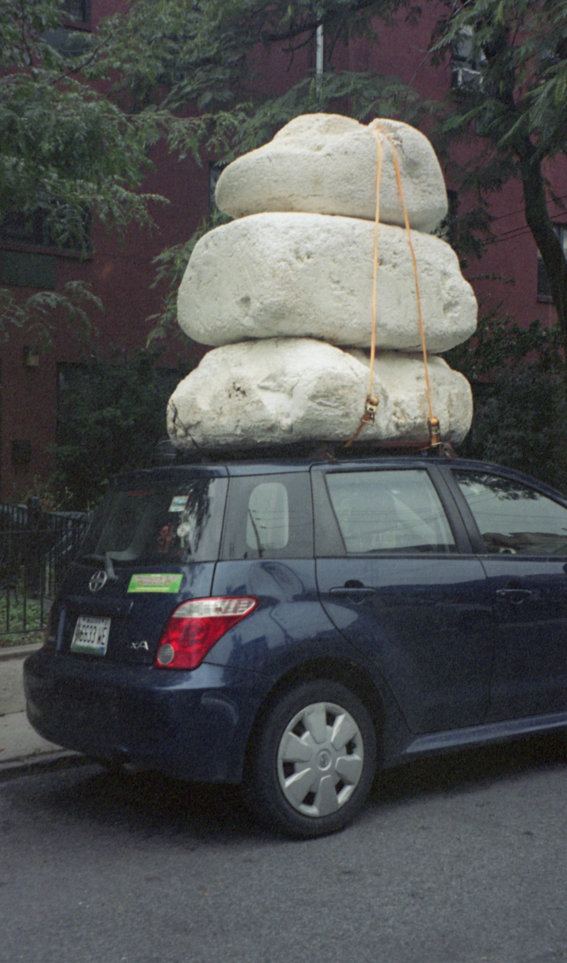 Piedras en el carro.jpg